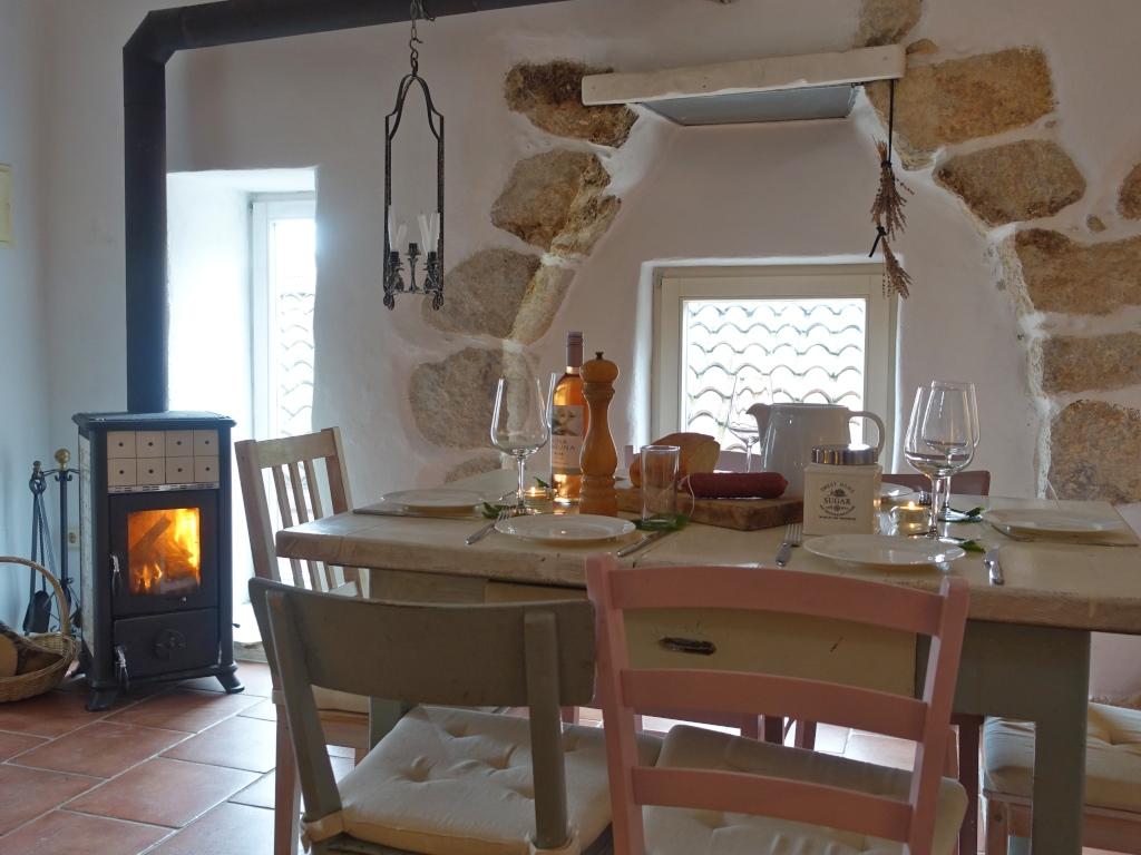Das Pepihaus mit Meerblick in Istrien ... der Esstisch mit gemtlichem Holzofen