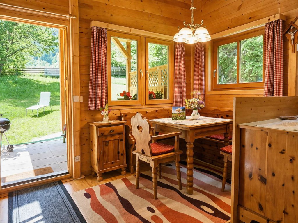 Majas kleine Almh�tte in der Waldheimat � der behagliche Wohnbereich
