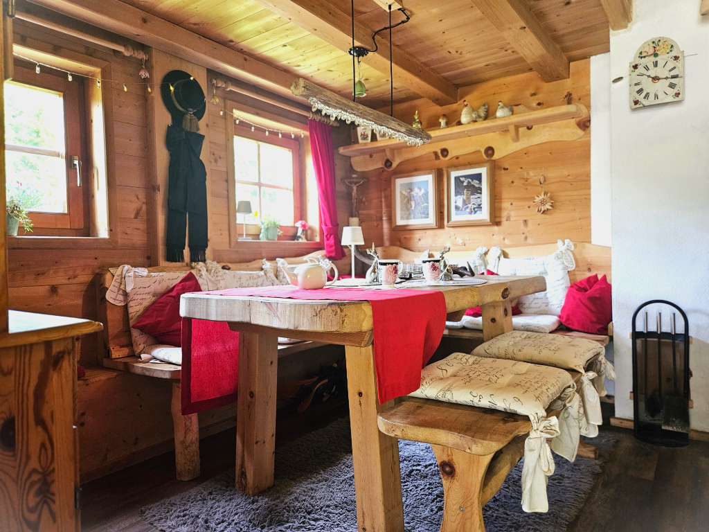 Edelweihtte in Tirol ... die Stube der Edelweihtte aus Zirbenholz