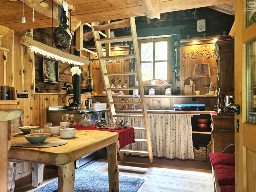 Zirbenhütte am Wattenberg ... hereinspaziert in die gute Stube