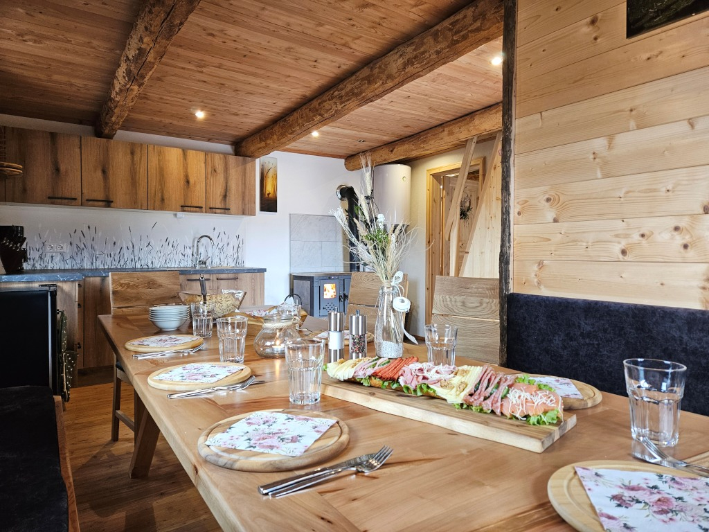 Hati�s Hittn im Biosph�renpark Nockberge ... viel Platz am gro�en Tisch