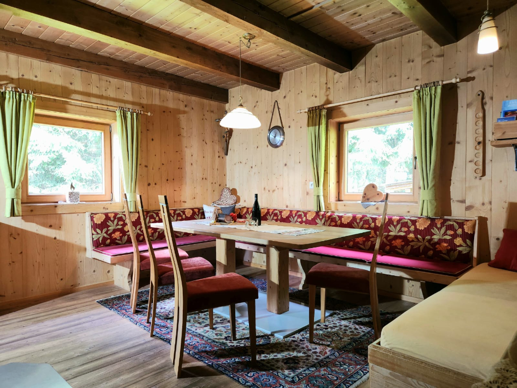 Chalet Hanserwiese Aschau im Zillertal ... Willkommen in der guten Stube mit Sofa