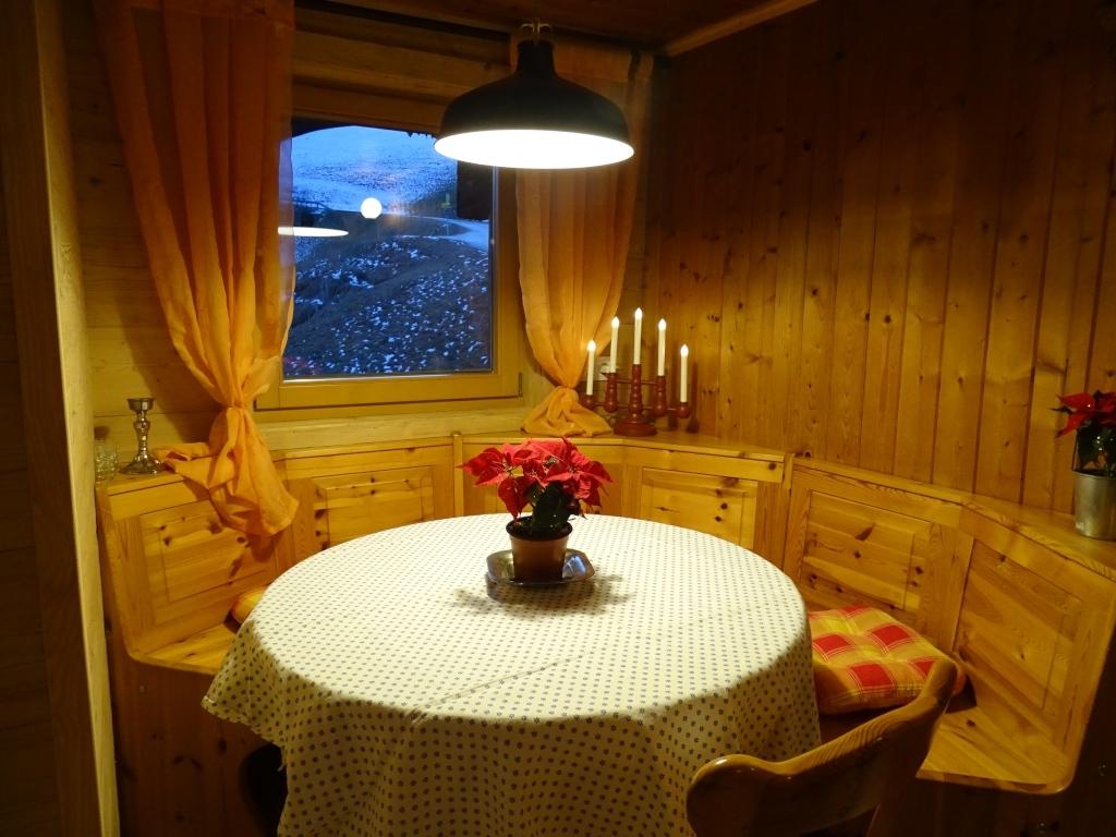 Finis Almh�tte Schlitters im Zillertal ... am runden Tisch beieinander Sein