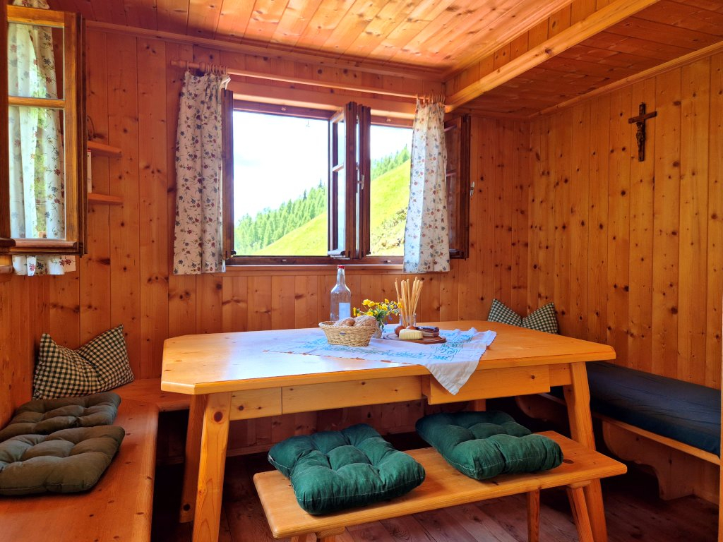 Gorgnhtte im Kristeinertal ... die gemtliche Essecke mit Eckbank 