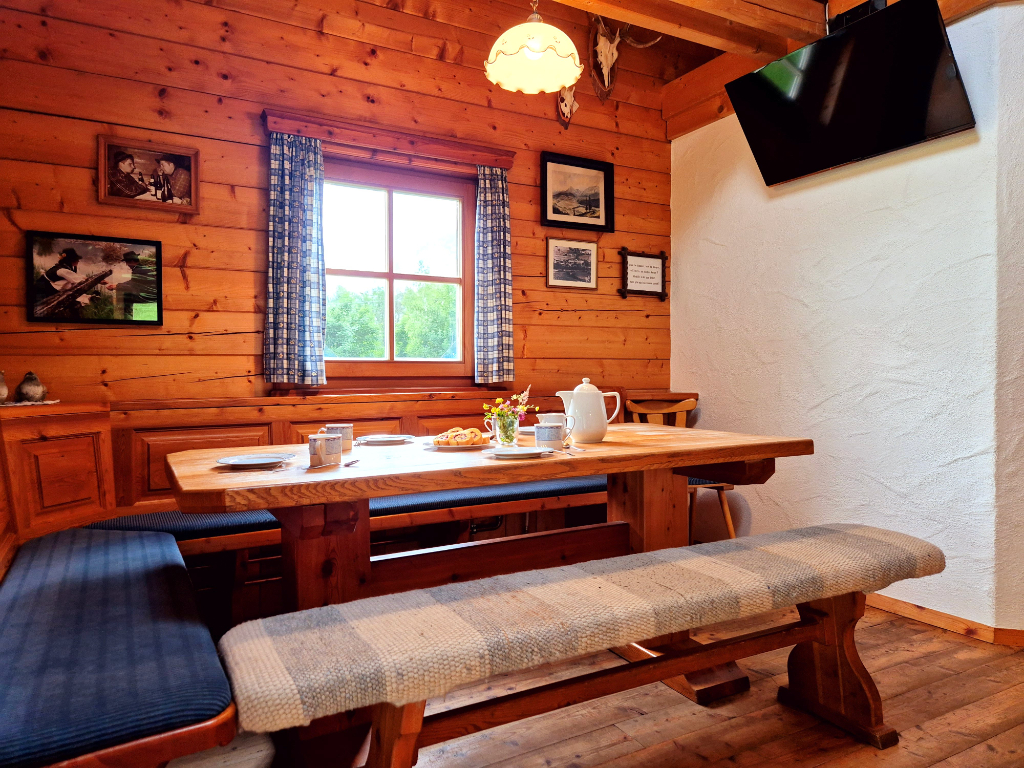 Seehütte im Schladming-Dachsteingebirge ... die urgemütliche Stube der Seehütte ist