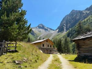 Hensa Alm in Kals am Groglockner Berghtte Grossglockner